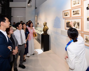 Khách dự tọa đàm Tuổi Trẻ Startup Award tìm hiểu hành trình khởi nghiệp của ông Trần Mộng Hùng