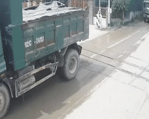 Đoàn xe ben nối đuôi qua đường sắt, một xe bất chấp dừng giữa đường ray