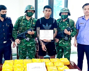Người đàn ông trang bị súng quân dụng vận chuyển 45kg ma túy từ Lào về Việt Nam