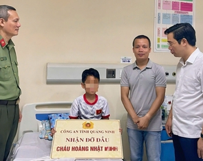 Công an nhận đỡ đầu cháu bé 10 tuổi sống sót trong vụ lật tàu Vịnh Xanh QN-7105