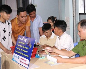 Cán bộ công an phường tăng ca đêm làm căn cước cho dân