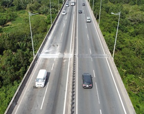 Xe chạy 'trơn tru' trên cao tốc TP.HCM - Long Thành - Dầu Giây sau 10 ngày sửa chữa khe co giãn