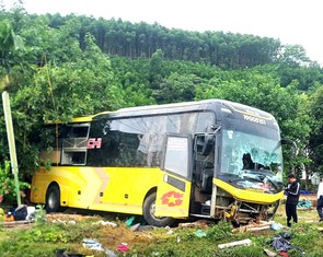 Xe khách đi từ Hà Nội bị lật ở Hà Tĩnh khiến 10 người chết, 14 người bị thương
