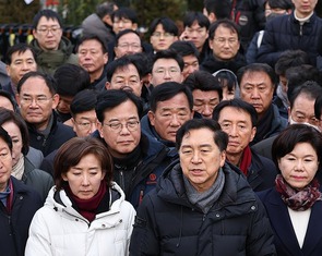 Chính trường Hàn Quốc nóng: 45 nghị sĩ bị đề xuất bãi nhiệm