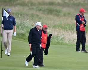 Ông Trump tới Scotland đánh golf, hàng trăm người dân xuống đường biểu tình
