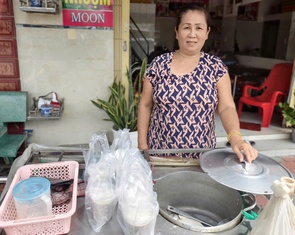 Nhiều người mua chè giúp người bán bị té gãy chân