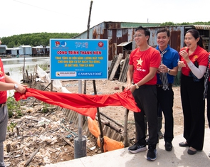 Đội tình nguyện viên nghệ sĩ TP.HCM lắp đèn năng lượng mặt trời, sửa chữa nhà vệ sinh ở Cà Mau