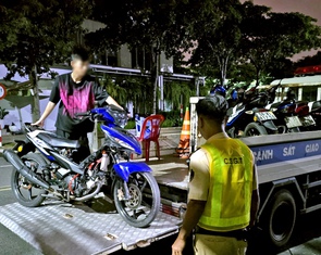 CSGT xuyên đêm 'vây ráp' nhóm chạy xe độ pô, lạng lách trong khu đô thị Sala