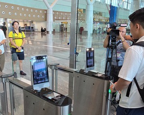 'Check-in sinh trắc học', khách đi máy bay không cần xuất trình giấy tờ nào