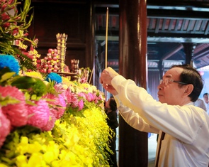 Lãnh đạo TP.HCM dâng hương tưởng niệm các anh hùng liệt sĩ tại Côn Đảo