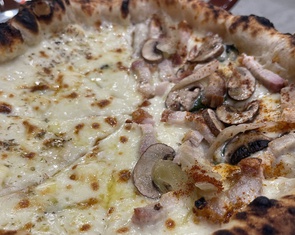 Quẹo hẻm tìm quán của Phú, ăn pizza Ý vị heo quay cải chua