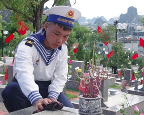 Thắp sáng đạo lý 'Uống nước nhớ nguồn' tại Lữ đoàn Hải quân 170