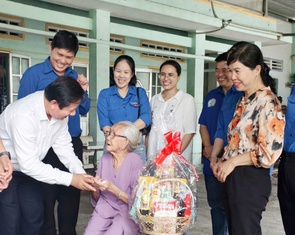 Đoàn thanh niên chăm lo cho gia đình chính sách ở Củ Chi