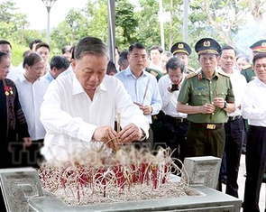 Tổng Bí thư Tô Lâm dâng hương tưởng niệm các anh hùng liệt sĩ tại Điện Biên