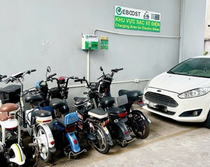 Chung cư Tân Phước cấm gửi xe điện, luật sư khẳng định trái luật, trái chủ trương