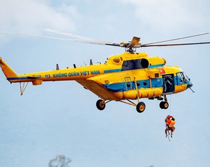 Máy bay trực thăng giải cứu 8 người dân bị mắc kẹt do mưa lũ ở Sơn La