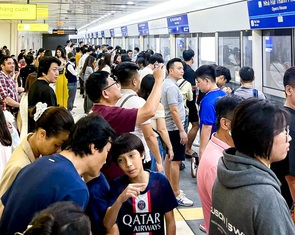 Bạn đọc tranh cãi: 'Nói to nơi công cộng có làm sao, muốn yên tĩnh thì ở nhà đóng cửa lại'