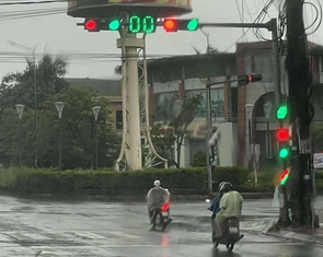 Độc lạ đèn vừa xanh vừa đỏ trên quốc lộ 1, tài xế qua đường phải quay video