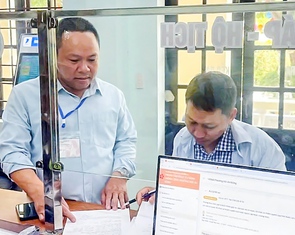 Cán bộ cho dân mượn tiền đóng phí công chứng ở Đà Nẵng được dân viết đơn đề nghị tuyên dương