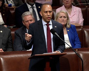 Nghị sĩ Dân chủ phát biểu hơn 5 giờ để hoãn luật chi tiêu của ông Trump