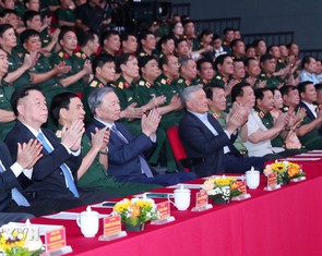 Tổng Bí thư Tô Lâm dự giao lưu nghệ thuật Khắc ghi lời Bác - vang nhịp quân hành