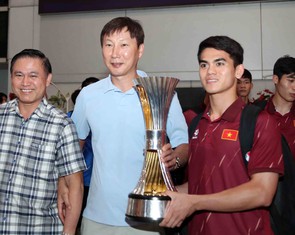 U23 Việt Nam cùng cúp vô địch trở về trong vòng tay người hâm mộ