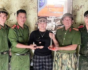 Dọn lũ, công an tìm thấy tiền, vàng trả lại cho bà con