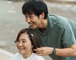 'Mang mẹ đi bỏ': kiệt quệ, nhọc nhằn và yêu thương
