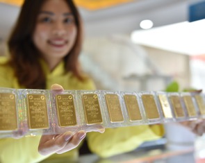 Giá vàng thế giới lao dốc, trong nước giảm nhỏ giọt