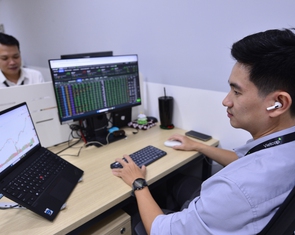 Tiền chờ mua chứng khoán tăng vọt, margin 'căng', cần lưu ý gì?