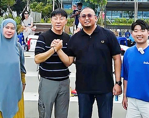 Nghị sĩ Indonesia gặp 'cựu kiến trúc sư' Shin Tae Yong của bóng đá Indonesia