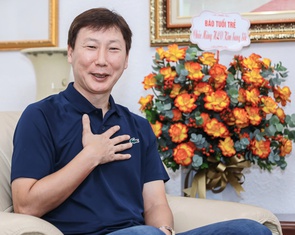 HLV Kim Sang Sik tiết lộ chuyện vì sao lạy trọng tài