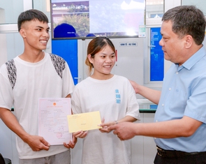 Về kiểm tra cơ sở, chủ tịch Quảng Trị bất ngờ trao giấy kết hôn, tặng quà đôi bạn trẻ