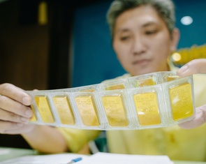 Giá vàng đi xuống, giá USD tăng hết biên độ rồi quay đầu giảm