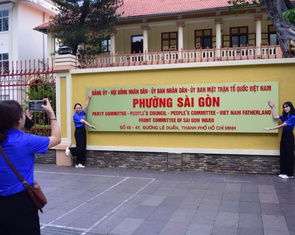 Trụ sở phường Sài Gòn thu hút người dân đến check-in