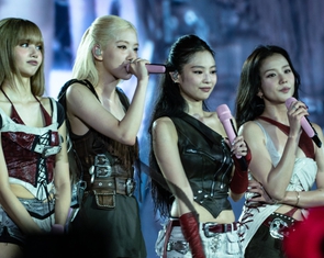Jump trong concert của BlackPink chia rẽ người hâm mộ: Nghe như nhạc khuyến mãi ở siêu thị ấy