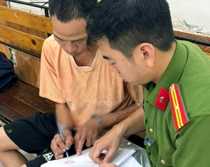 Tạm giữ ông bố xích hai chân con trai treo ngược rồi đánh