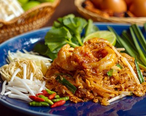 Đầu bếp nhà hàng 3 sao Michelin chỉ cách nấu pad Thái được yêu thích hơn 1 thế kỷ