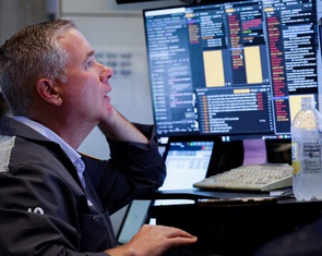 Chứng khoán Mỹ lao dốc, đồng USD tăng giá sau khi ông Trump đăng thư thuế quan