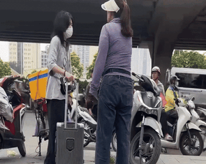Từ vụ bà bán trà đá đuổi cô gái khỏi vỉa hè, làm sao để không xử phạt kiểu 'bắt cóc bỏ dĩa'?