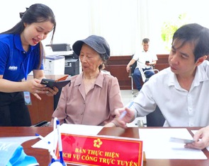 Giúp dân quen với dịch vụ công trực tuyến