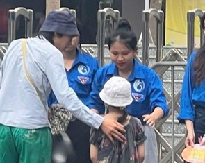 Nam sinh đi thi lớp 10 dắt theo em gái nhỏ đã đậu vào trường tốp đầu