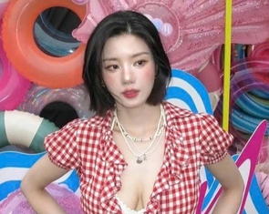 Kwon Eun Bi mặc gợi cảm tại Waterbomb: Đây là nội y hay đồ biểu diễn?