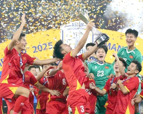 Chủ tịch tỉnh Gia Lai tặng bằng khen cho 2 cầu thủ U23 Việt Nam