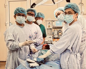 Thay khớp gối 'đặc biệt' cho bệnh nhi ung thư xương, bảo tồn chân ‘lành lặn’