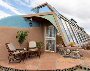 Tham quan ngôi nhà Earthship xanh tự cung tự cấp kỳ lạ ở New Mexico