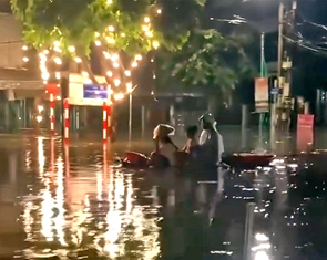 Thái Nguyên ngập sâu, dân bơi thuyền ra phố đón người về nhà