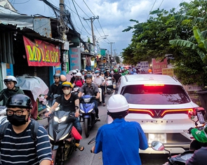 Đường Lương Ngọc Quyến ở TP.HCM chỉ 5m, ô tô chạy ‘đối đầu’ là kẹt cứng