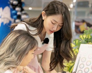 Khởi nghiệp đầu tay với nghề 'bói màu', vừa mở đăng ký đã kín lịch