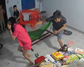 Nghẹt thở xem cảnh anh đánh em gái tàn bạo, sự thờ ơ của người thân mới đau đớn hơn cả